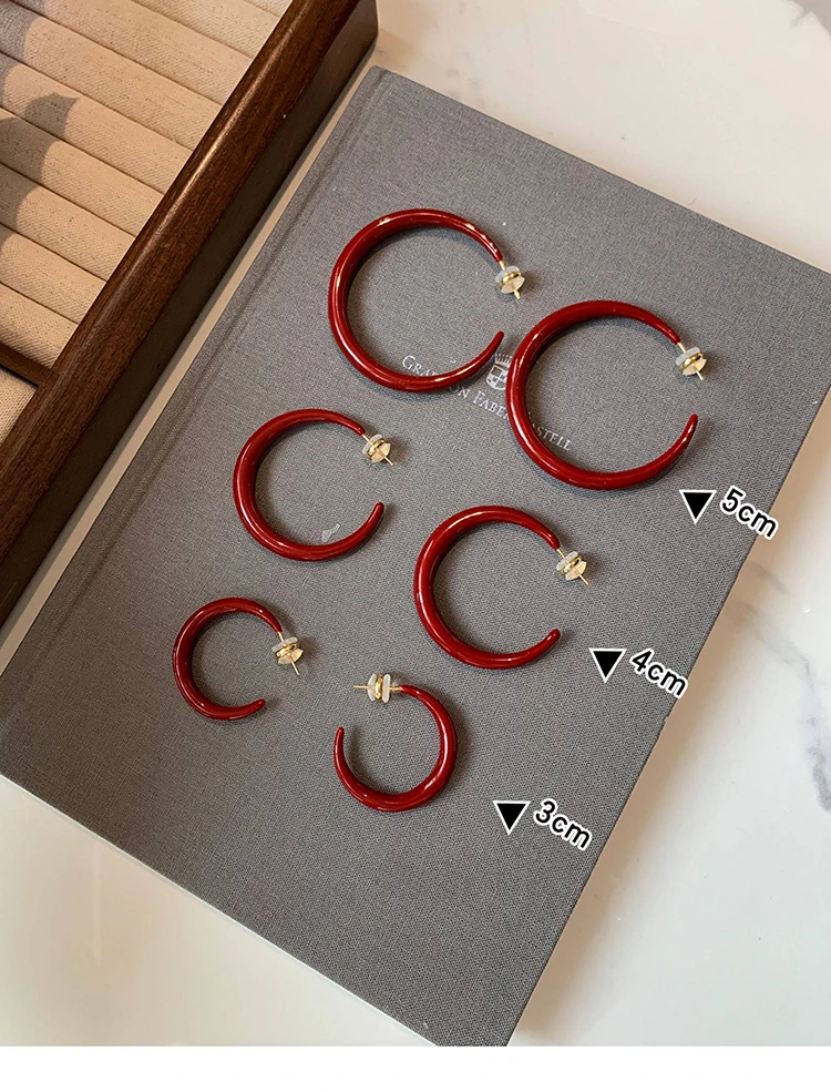 2026 Neujahrs-Ohrringe in Weinrot mit Emaille, C-förmig, europäischer und amerikanischer Stil, schlichte Accessoires für Damen – Detail 6