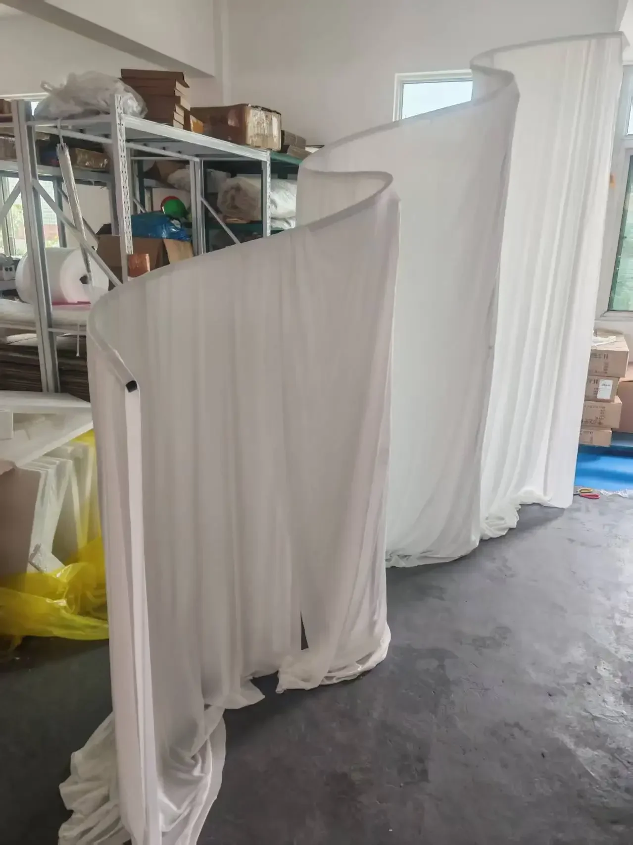 Luxuriöser Wellenförmiger Rahmen für Outdoor-Partys und Events, Dekorativer Bogen-Hintergrundständer, Maßgefertigte Hochzeitsdekoration für Zeremonien und Empfänge – Detail 4