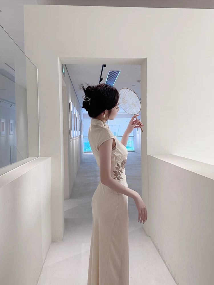 فستان طويل أنيق بأسلوب صيني تقليدي من الساتان مع تصميم ضيق عند الخصر وذيل السمكة، تنورة نسائية عصرية بخصر مرتفع وقصة A