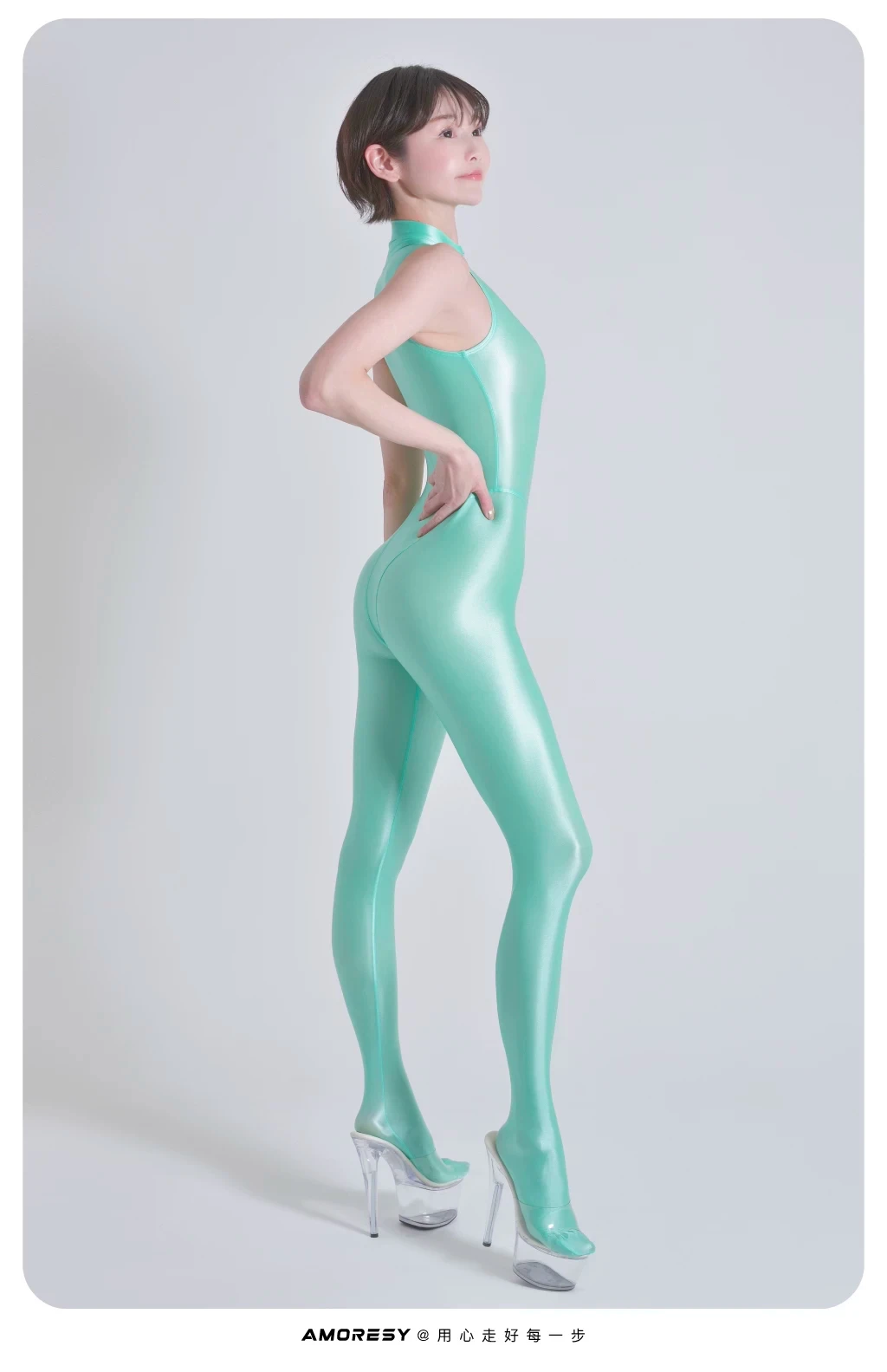 AMORESY dünner, glänzender, ölglatter, bidirektionaler Frontreißverschluss-Jumpsuit, einfarbiger, hochgeschlossener, ärmelloser Badeanzug – Detail 4