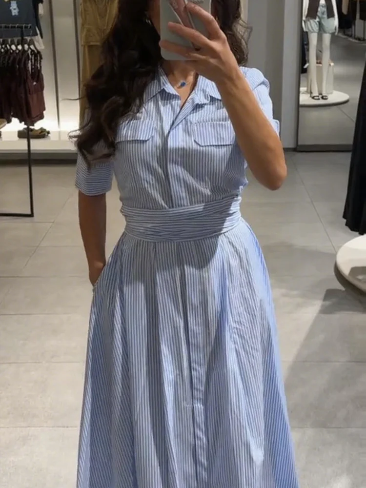 

Элегантное женское макси-платье в полоску с плиссировкой, отложным воротником, коротким рукавом, однобортное, с поясом на талии, длинное, шикарное.