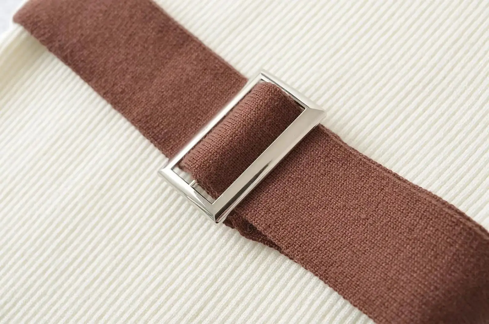 Sommer gestricktes ärmelloses elastisches dünnes Kleid Damen Schwarz Beige Minikleider mit Gürtel