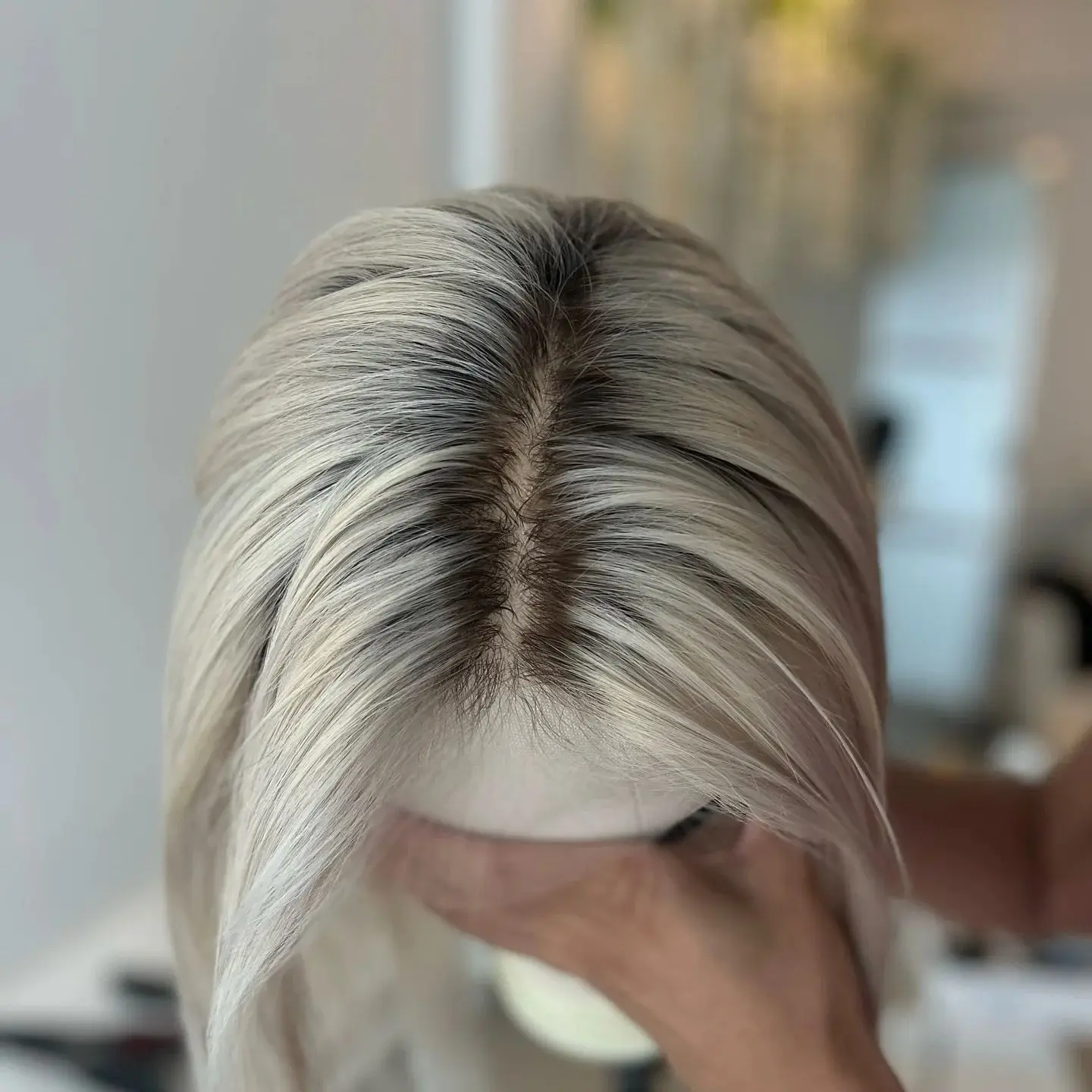 

Боб Натуральные прямые парики Теневые корни Белый блондин Синтетические кружевные фронтальные парики Реалистичный вид Предварительно выщипанные волосы Парик премиум-класса