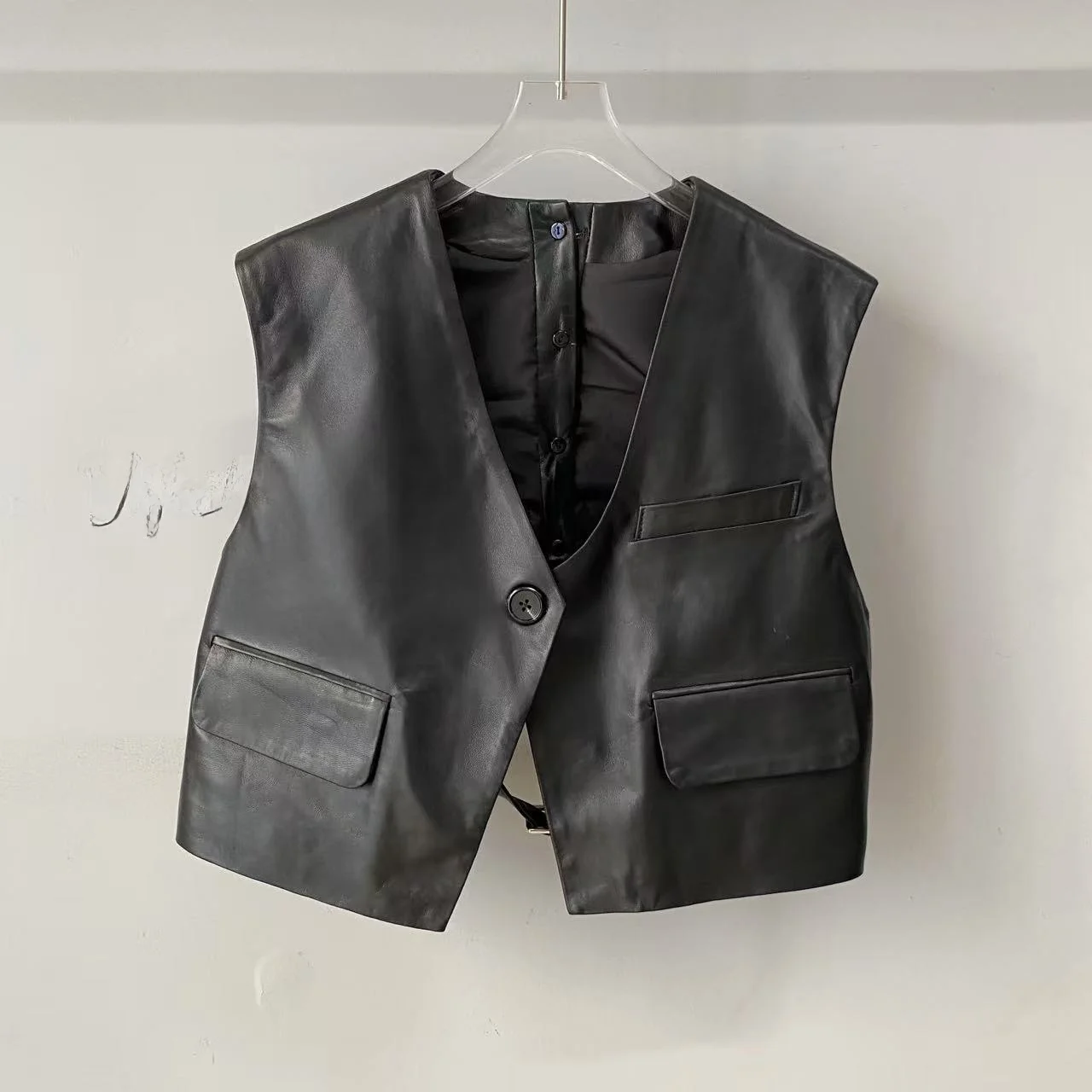 

Новая модная женская кожаная жилетка из натуральной кожи на осень 2025 года, приталенная, с V-образным вырезом, на одной пуговице, для повседневной носки