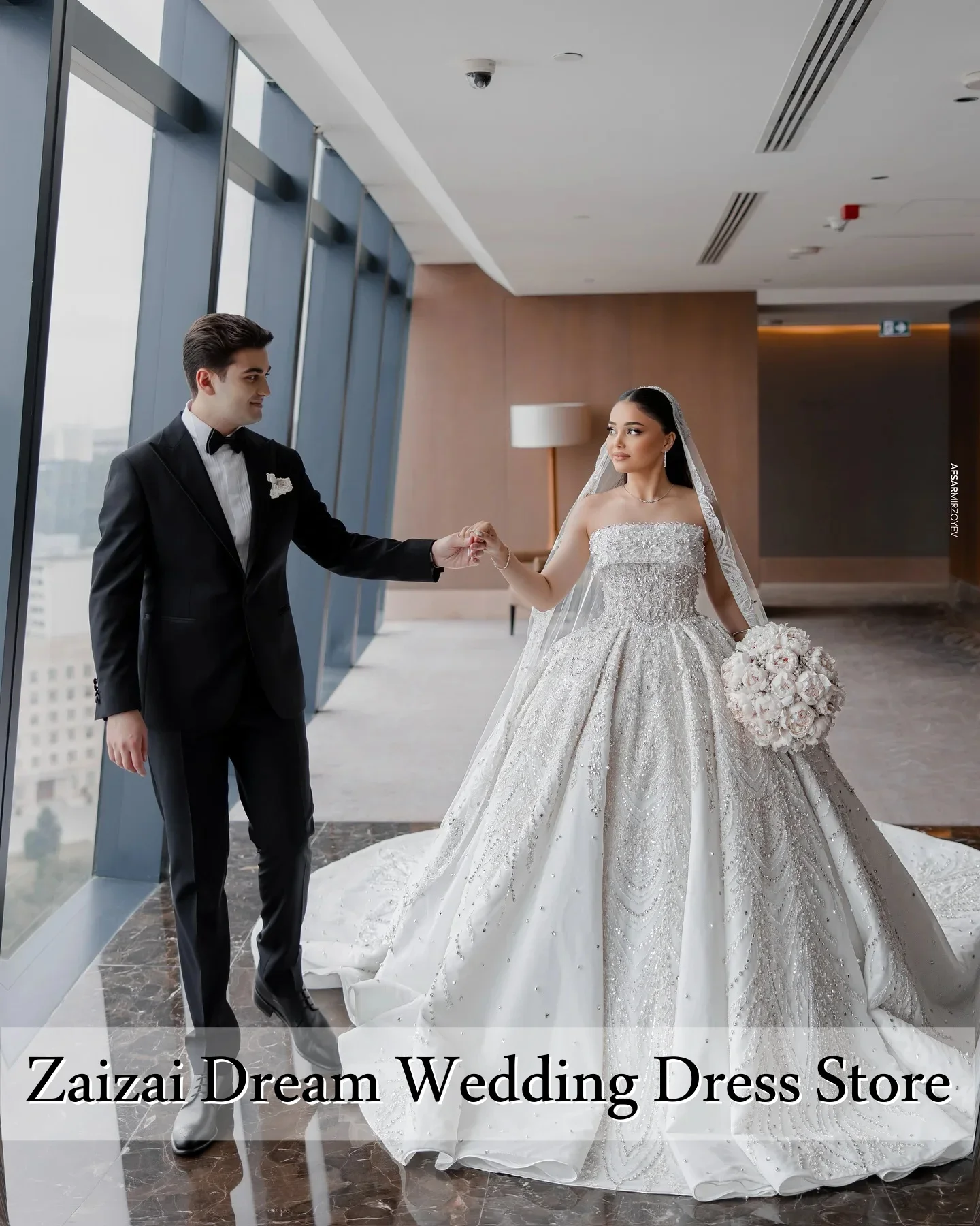 تخصيص رائعة مطرز اللؤلؤ الكرة ثوب الزفاف مطرزة يزين زي العرائس حمالة بلا أكمام فيستدو دي نوفيا