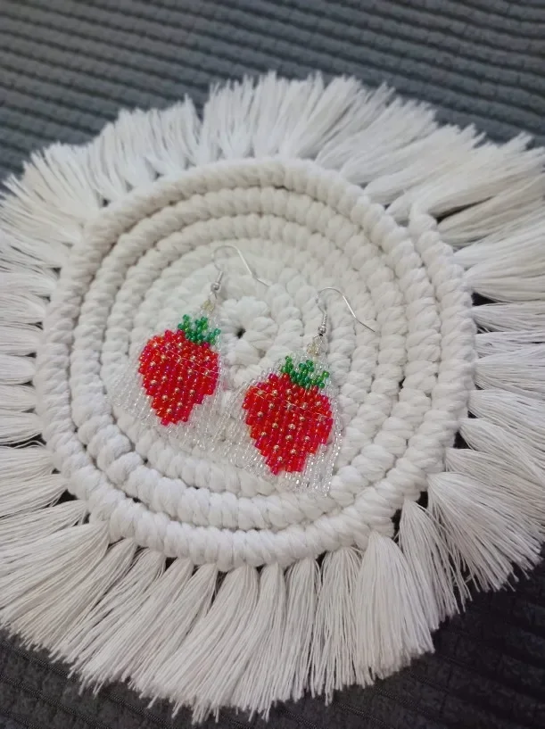 

Серьги с бусинами и подвесками в виде клубники, ручная вязка, модные, универсальные, в богемном стиле, из сплава, оригинальный женский дизайн, серьги из рисовых бусин