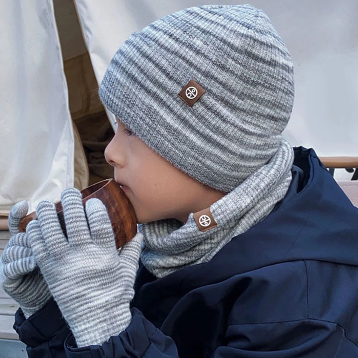 Set aus Mützen, Schals und Handschuhen, Wintermütze, mit Fleece gefüttert, warme Thermo-Bommelmütze, Touchscreen-Handschuhe, Schal, 3-in-1-Set für