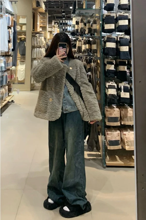 Damskie jeansy cargo, odzież dżinsowa, spodnie damskie z marszczeniami, falbanami, drapowaniem, rozcięciem, asymetrycznym detalem z boku.