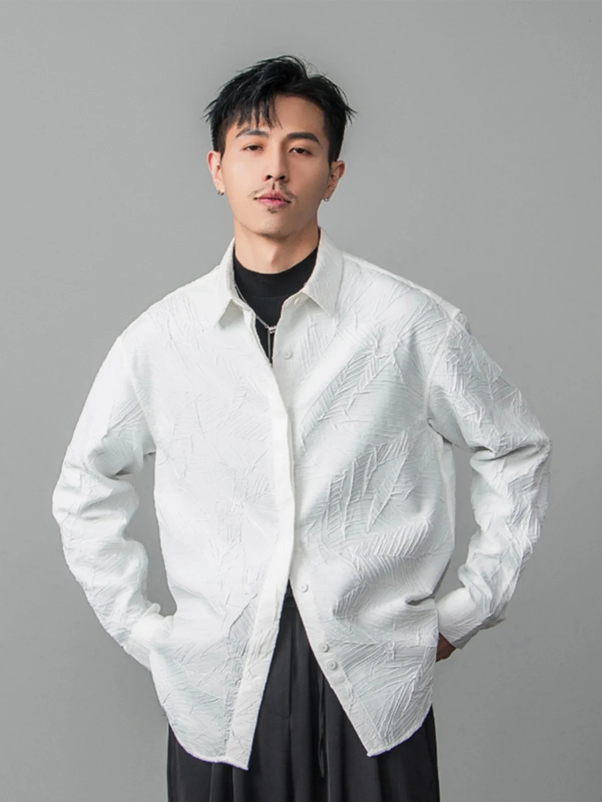 

Мужская повседневная свободная рубашка с фактурным складчатым дизайном, однотонная, универсальная, не требующая глажки, для ежедневной носки