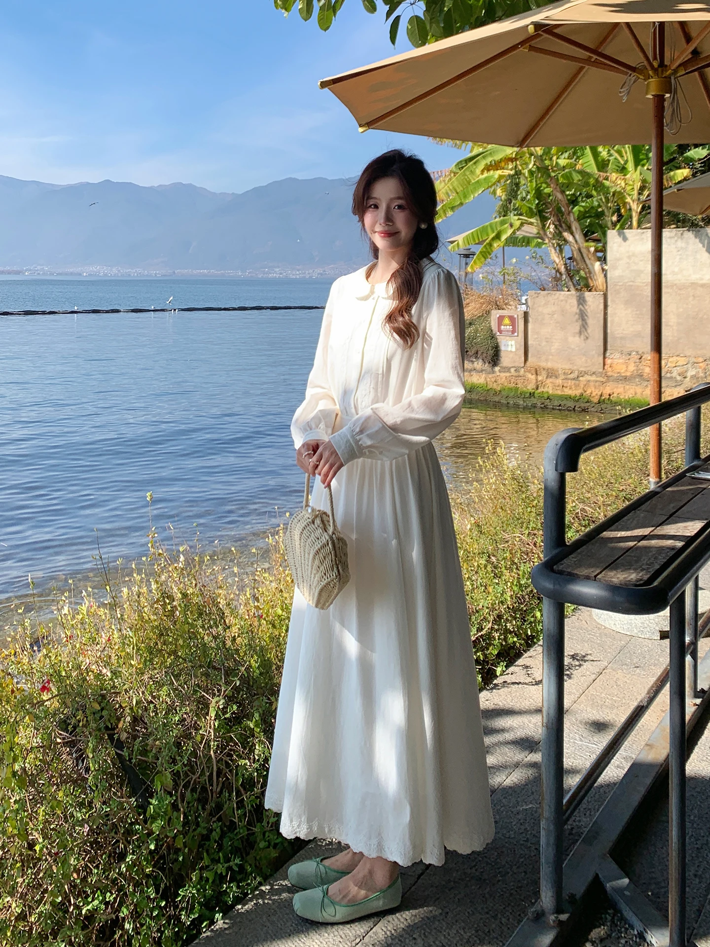 The Korean Lifestyle - Elegantes koreanisches Kleid mit süßer Stickerei