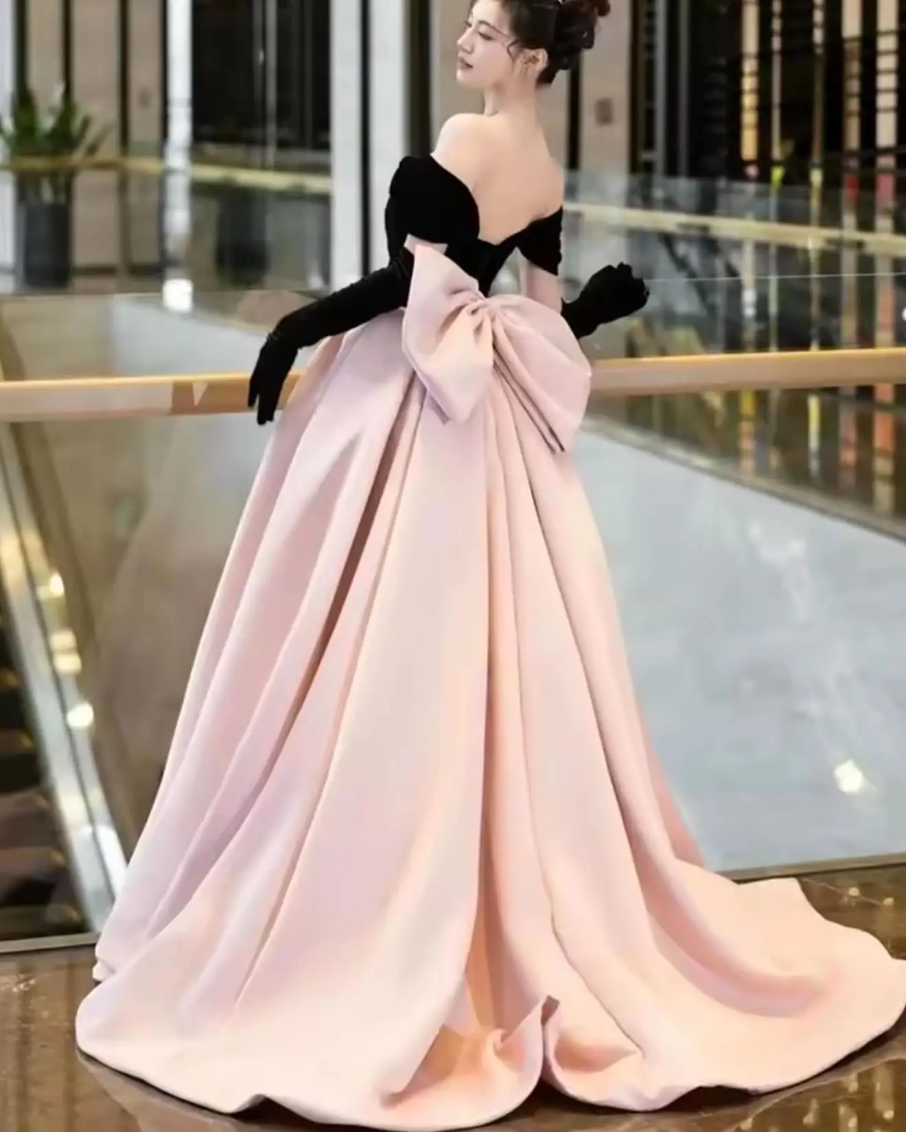 ชุดแต่งงานทรงเอไลน์สีตัดกันหรูหราแบบสั่งตัดพิเศษ แขนสั้นเปิดไหล่ แต่งโบว์ พร้อมชายกระโปรงยาว