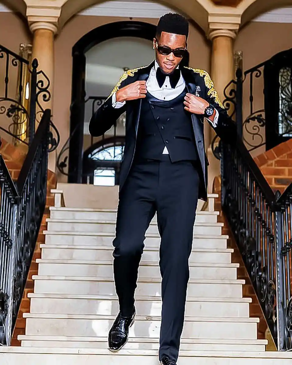 Luksusowe garnitury męskie 2-częściowe marynarka spodnie szalowy kołnierz aplikacje z koralików smokingi ślubne dla pana młodego studniówka męska odzież Ropa Hombre