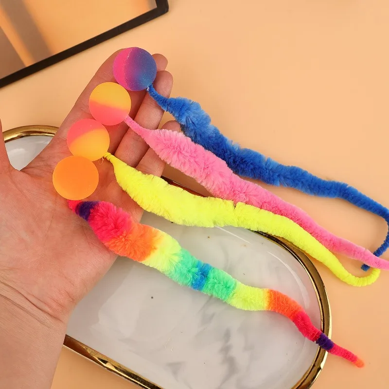 Interaktives Katzenspielzeug: Farbenfroher, elastischer Raupenball mit fluoreszierendem Effekt – Hüpfball für Katzen und Kätzchen zum Spielen und Teaser-Spiel – Detail 10