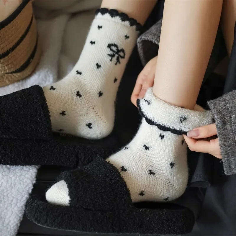5 Paar Mix koreanischen Stil süße Schleife Plüschsocken Damen 2025, Winter warme pelzige Polka Dot Socken Damen dicke Baumwollstrümpfe