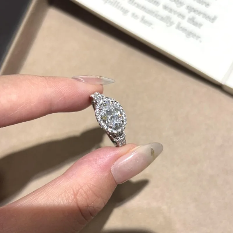 بيضة حمامة بيضاوية فاخرة خفيفة على الموضة مرصعة قليلاً مع حلقة افتتاح الماس للسيدات تصميم متخصص أنيق بمصابع السبابة الراقية #1