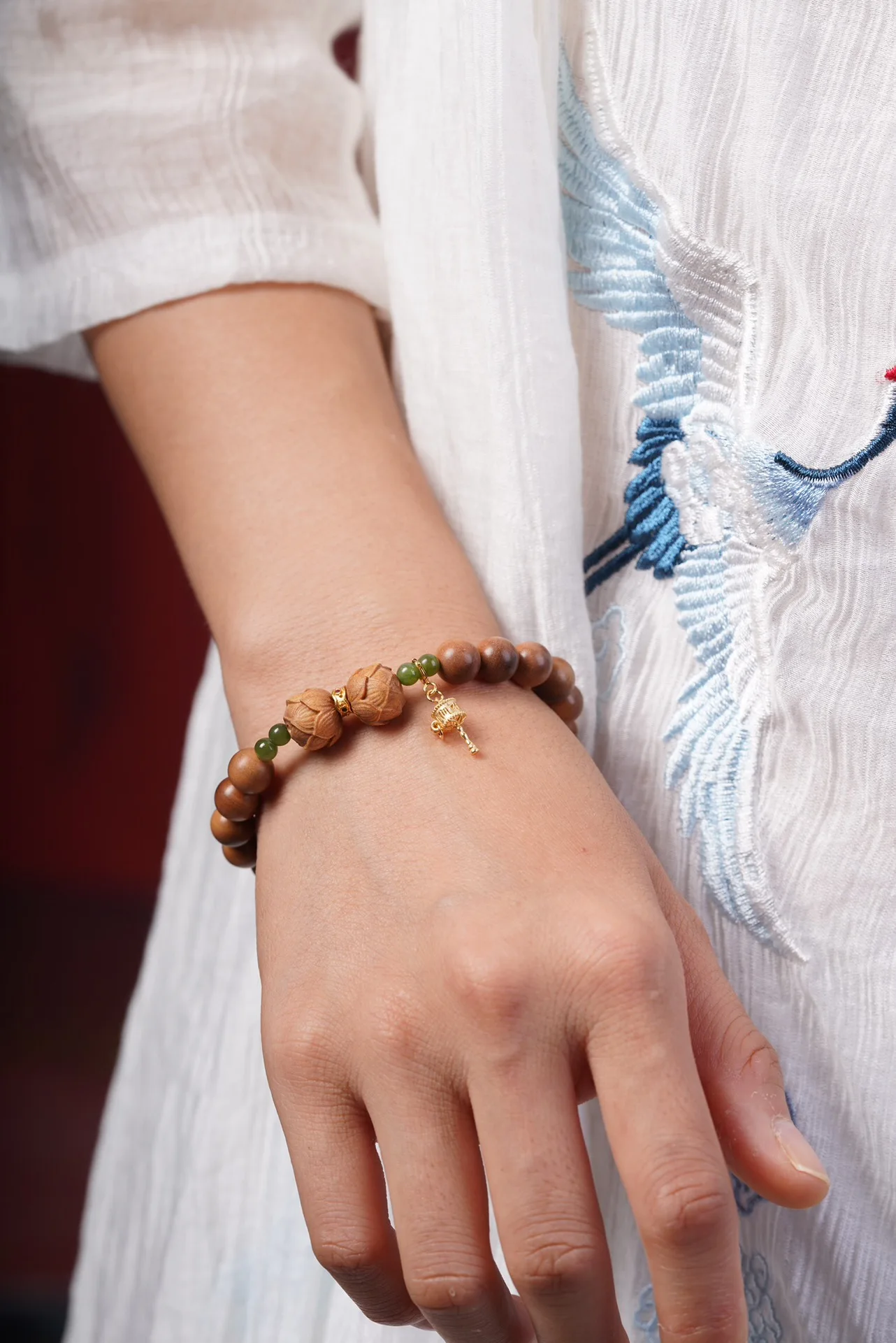 

"Tiger skin stripes" Indian old Sandalwood 8MM bracelet, hand-carved lotus, natural Hetian jade, silver plated "six characters",