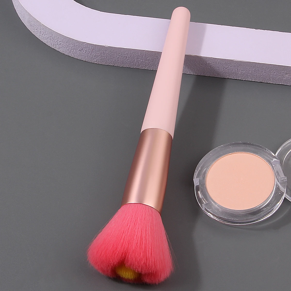 1 PZ Nuovo pennello per trucco morbido fiore a forma irregolare, pennello per cipria in polvere, pennello per fard, strumento di bellezza portatile multifunzionale