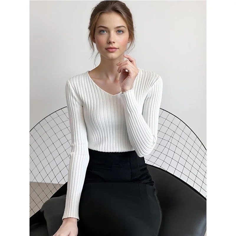 Zimowy, dzianinowy top, casualowy, dopasowany sweter, elegancki, klasyczny sweter, jesień 2025, damski sweter z dekoltem w serek, z długim rękawem.