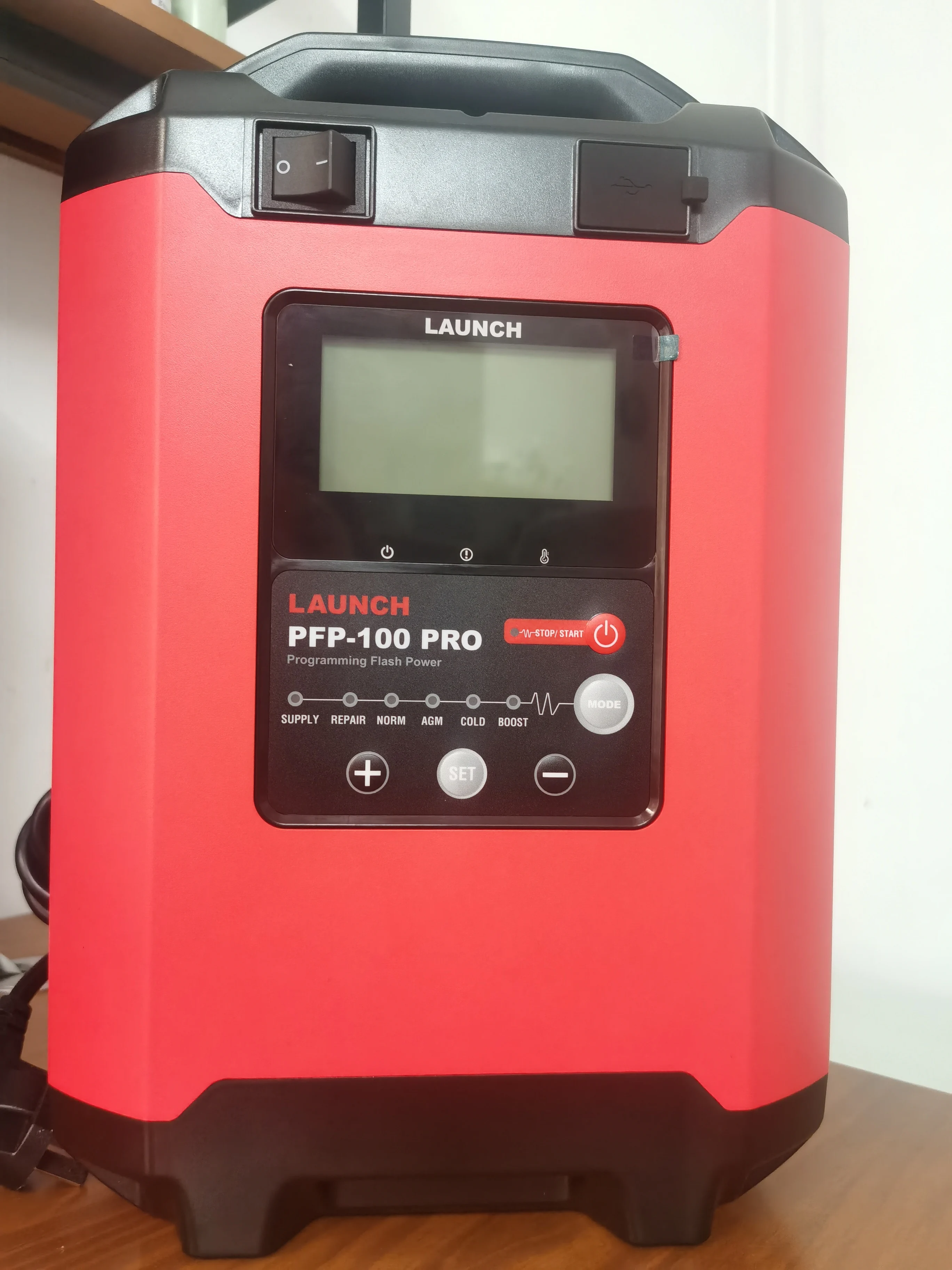 

Зарядное устройство LAUNCH PFP-100 PRO для легковых автомобилей и грузовиков поддерживает программирующее устройство FLASH PFP100 PRO 12 В и 24 В.