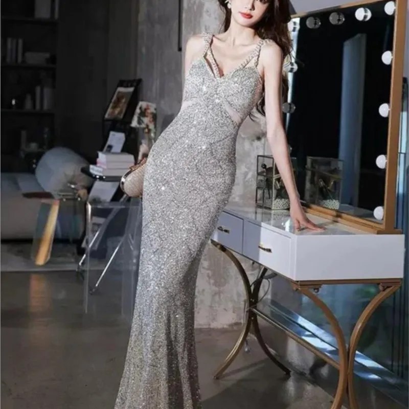 The grand and elegant fishtail design is a dignified glittering halter dress for host's banquet