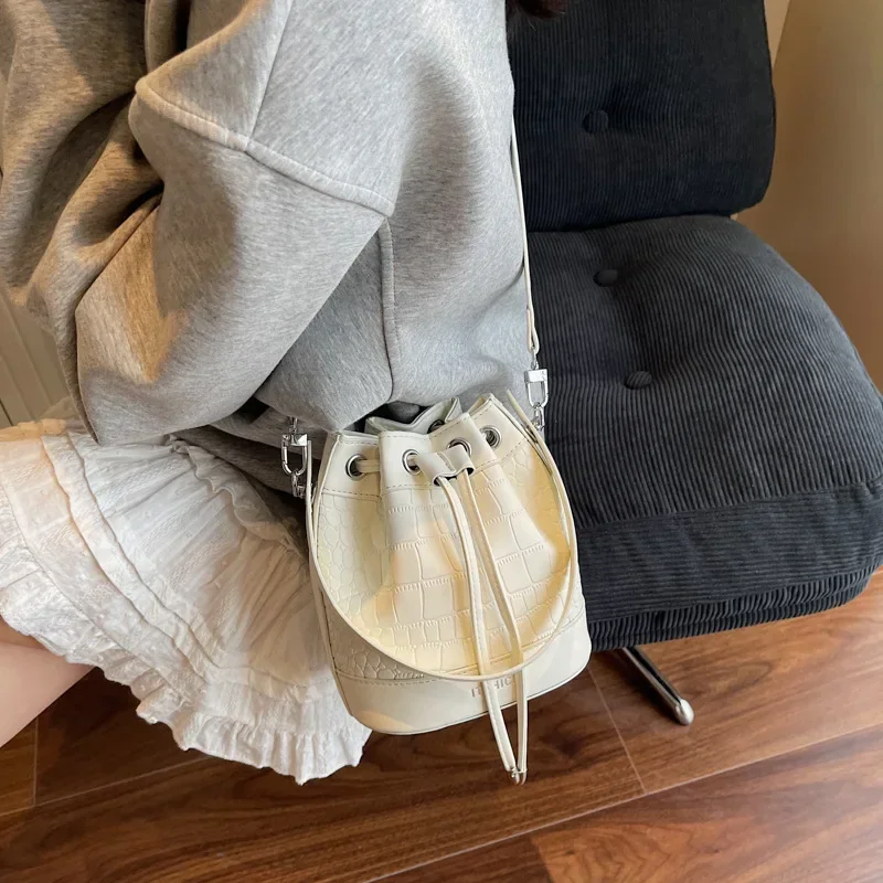 

2025 Summer Women's Stone-Textured Square Bag Urban Commuting Essential Waterproof Handheld Shoulder Crossbody Bag