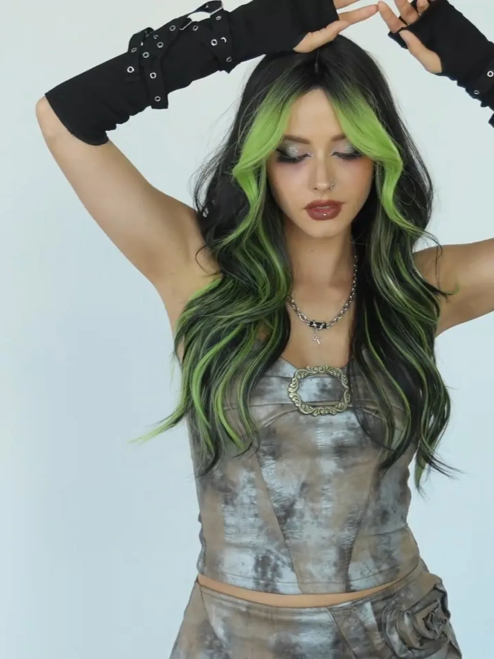 Parrucca ondulata verde chiaro da donna - Sintetica a strati con frangia soffice