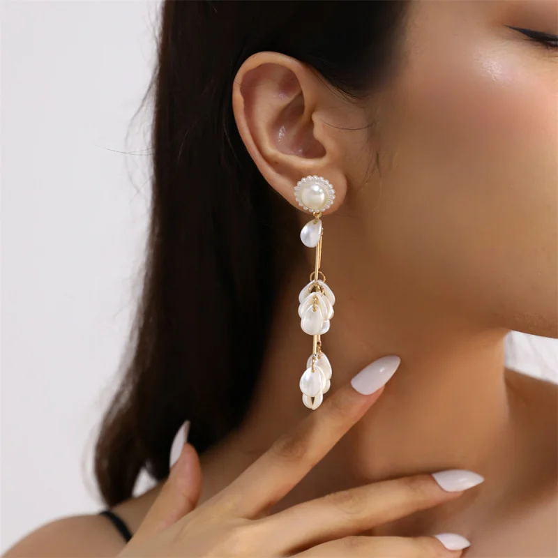 1 pair Long Pearl Fringe Earrings – Floral & Leaf Motifs, Elegant & Face-Lengthening.