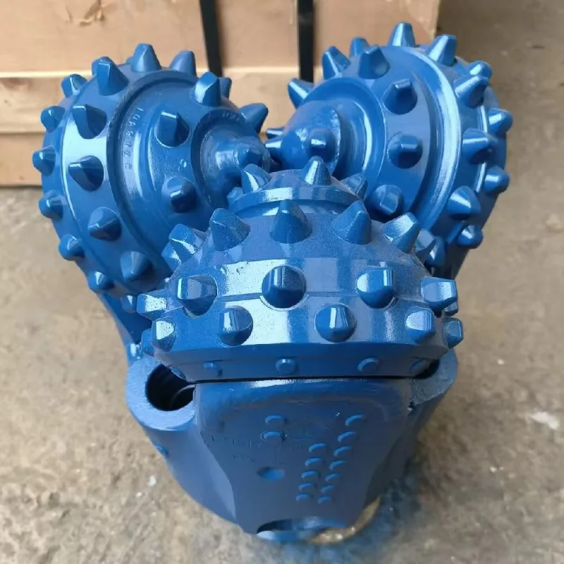 

【Хит продаж】Трехконусное долото для бурения скважин 8,5 дюймов (6 1/2 дюйма) для твердых пород, из высокомарганцовистой стали, кованый буровой инструмент