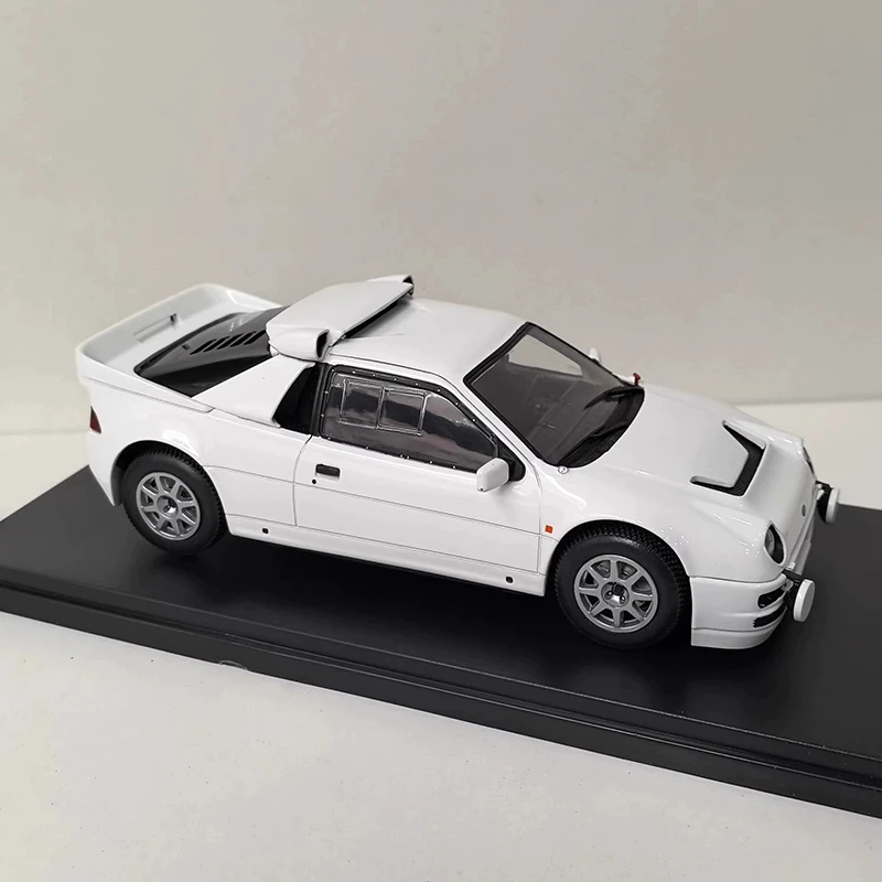 

WHITEBOX масштаб 1:24 RS 200, имитация сплава, модель автомобиля, статическая коллекция, украшенные праздничные подарки, игрушки, сувенирный подарок