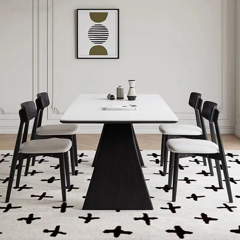 طاولة طعام من الخشب الصلب في العصور الوسطى