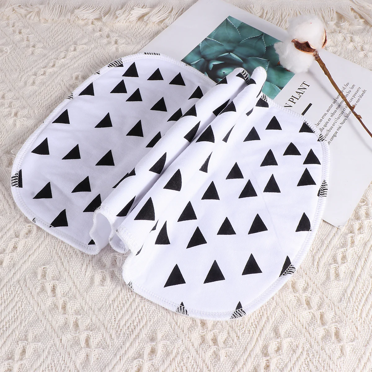 Bavoir d'alimentation pour bébé, couverture d'allaitement absorbante en coton à trois couches, large Protection, motif moderne, tissu léger pour rots, chiffon à crachats