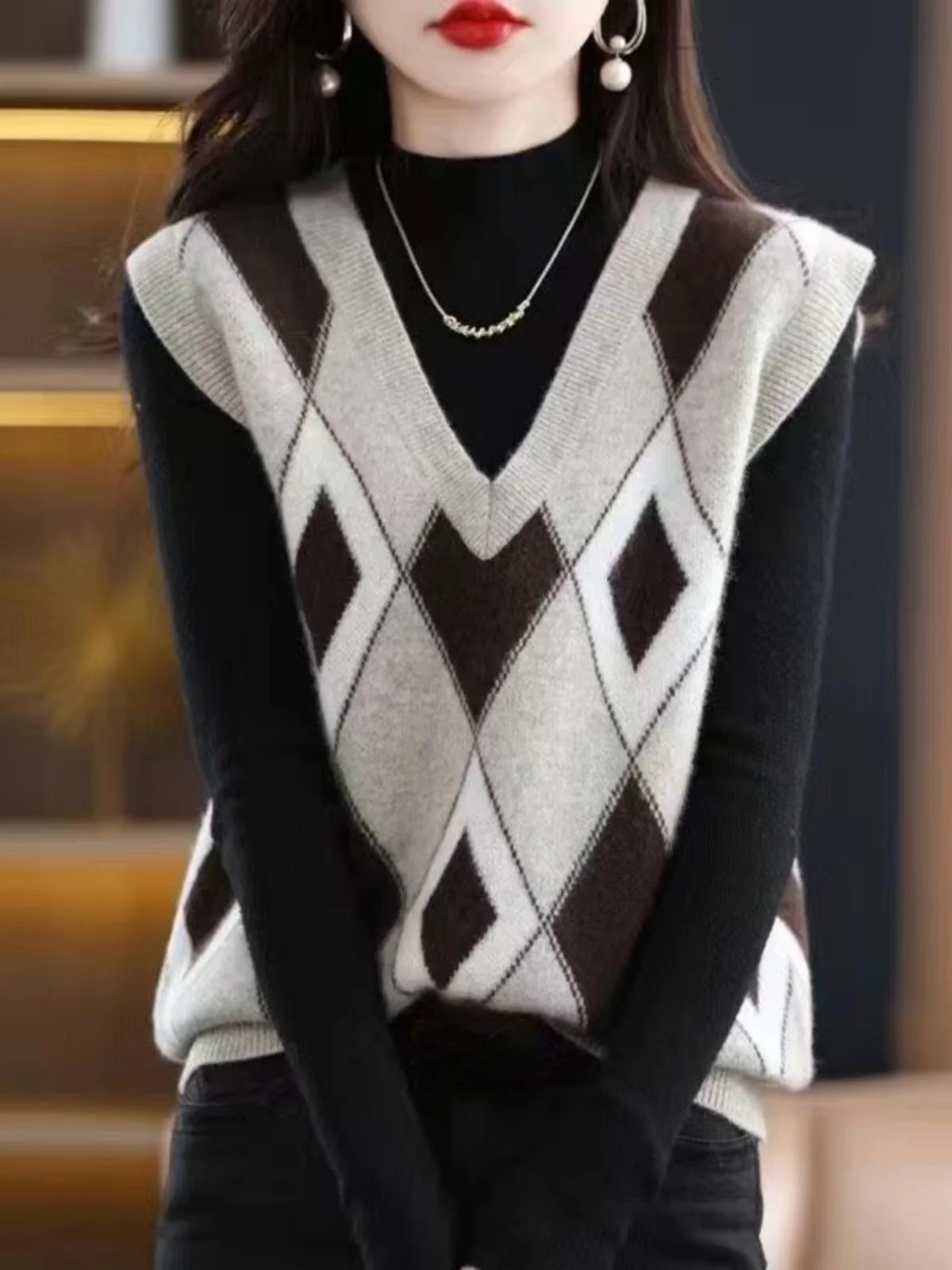 Fashionable Knitted Vest Women's Outerwear Spring Autumn Warmth Collarless Sleeveless V-neck Sweater Style Versatile Ladies Top