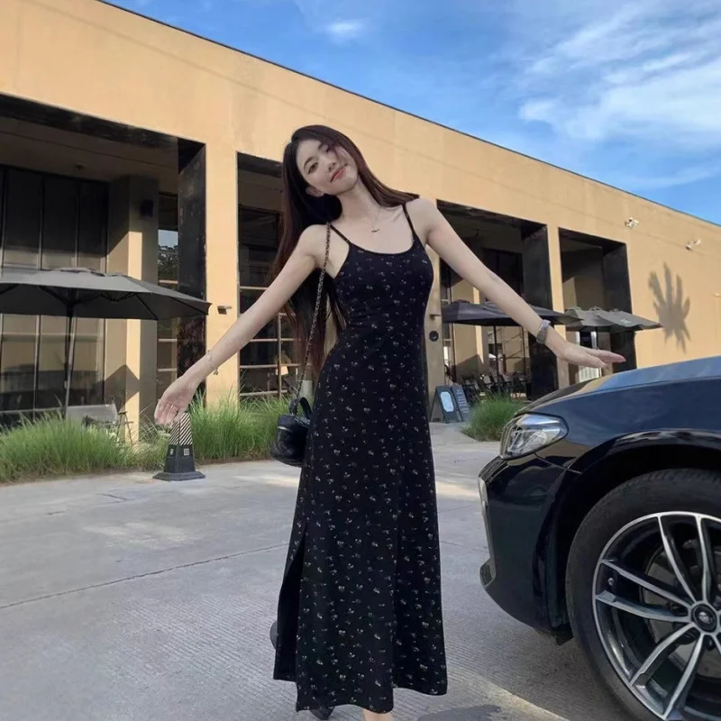 

Черное платье-комбинация с цветочным принтом для женщин, лето 2026. Новая модель длинного платья для миниатюрных фигур типа «груша» с изысканным шармом.