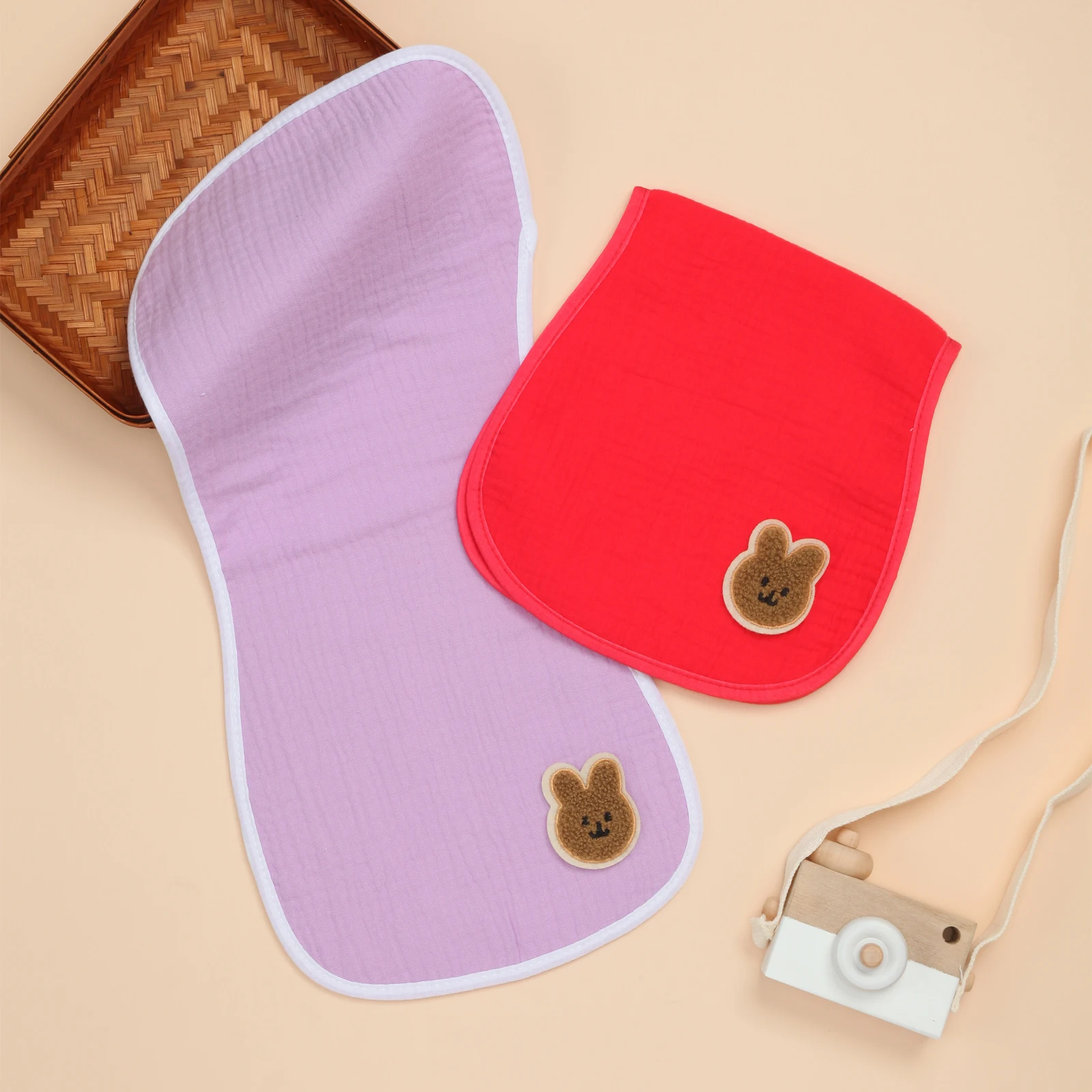 ملابس التجشؤ للفتيات الصغيرات - عبوة من قطعتين من قماش التجشؤ القطني فائقة الامتصاص، خرق ناعمة لحديثي الولادة (أحمر وأرجواني)