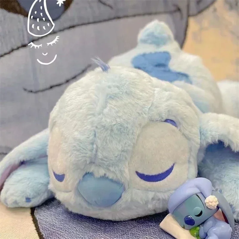 Jouets en peluche Disney Stitch pour filles et enfants, dessin animé mignon, mode douce, oreiller en peluche beurre, décoration de chambre, cadeaux de vacances, CAN o & Stitch