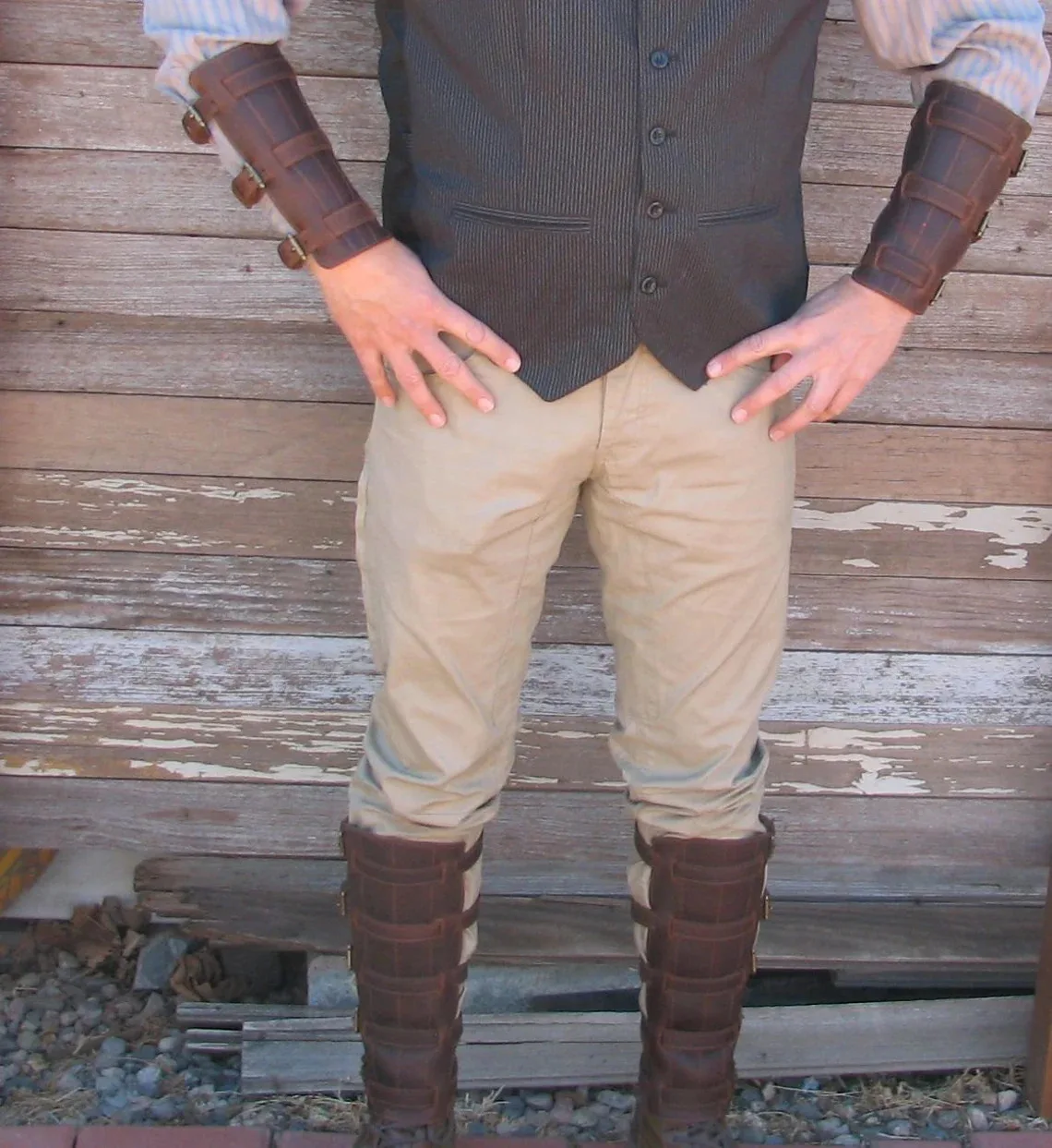 Średniowieczny Renesansowy Wojownik PU Skórzany Ochraniacz na Nogi Klamra Regulowany Pokrowiec na Buty Rekwizyt Outdoorowy Cosplay