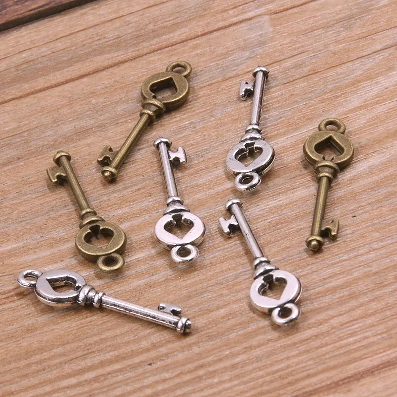 40 sztuk 8*28mm 2022 nowy dwukolorowy klucz w kształcie serca Charms małe wisiorki ręcznie robiona dekoracja Vintage dla DIY tworzenia biżuterii