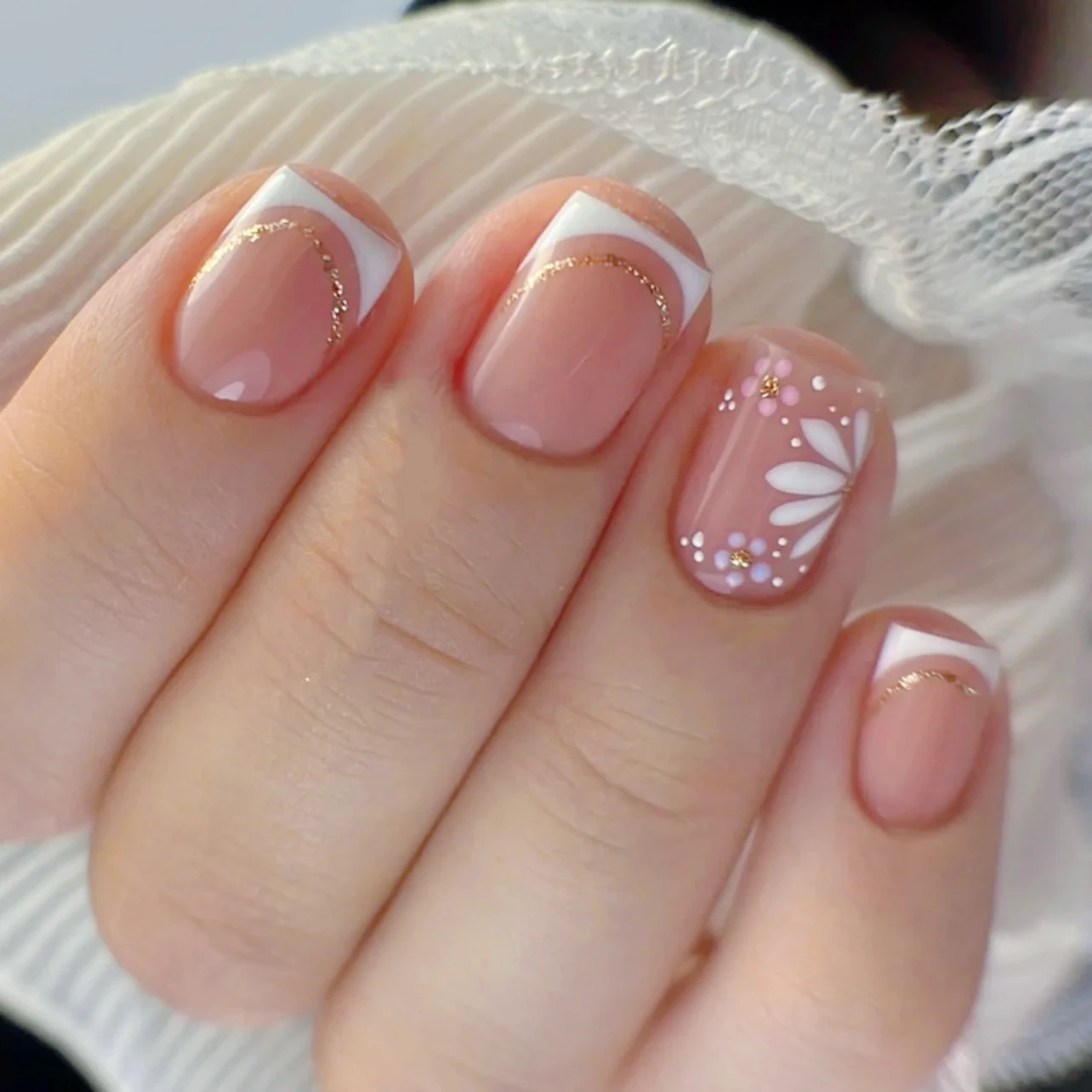 

White Edge Daisy Flowers Gold Glitter Powder Lines Short Square False Nails Art Leopard Bowknot Ballet Fake Nails Press on Nails