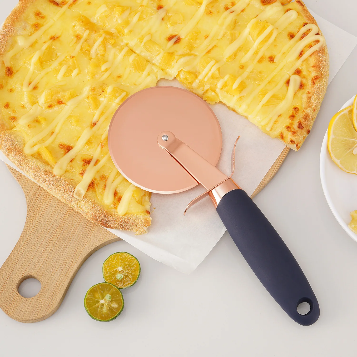 Pizzasnijder Roestvrijstalen pizzasnijderwiel Superscherpe pizzasnijder met antisliphandgreep Zwaar uitgevoerd, glad roterend roségoud