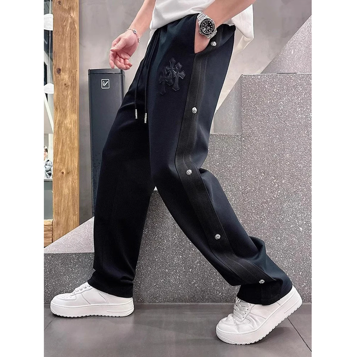 

Летние мужские повседневные брюки 2025 с вышивкой в стиле хэви-метал, кожаными нашивками, спортивные, для отдыха, прямого кроя, класса люкс, длинные