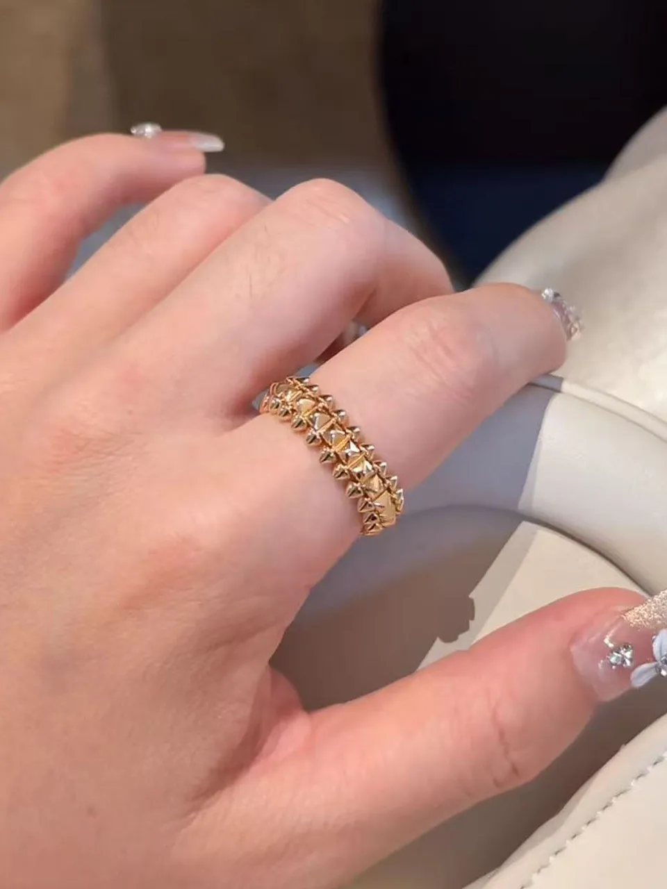 anillo-de-oro-rosa-de-alta-gama-con-cabeza-de-bala-para-mujer-ajustable-dorado-movil-elegante-joyeria-de-moda-diseno-de