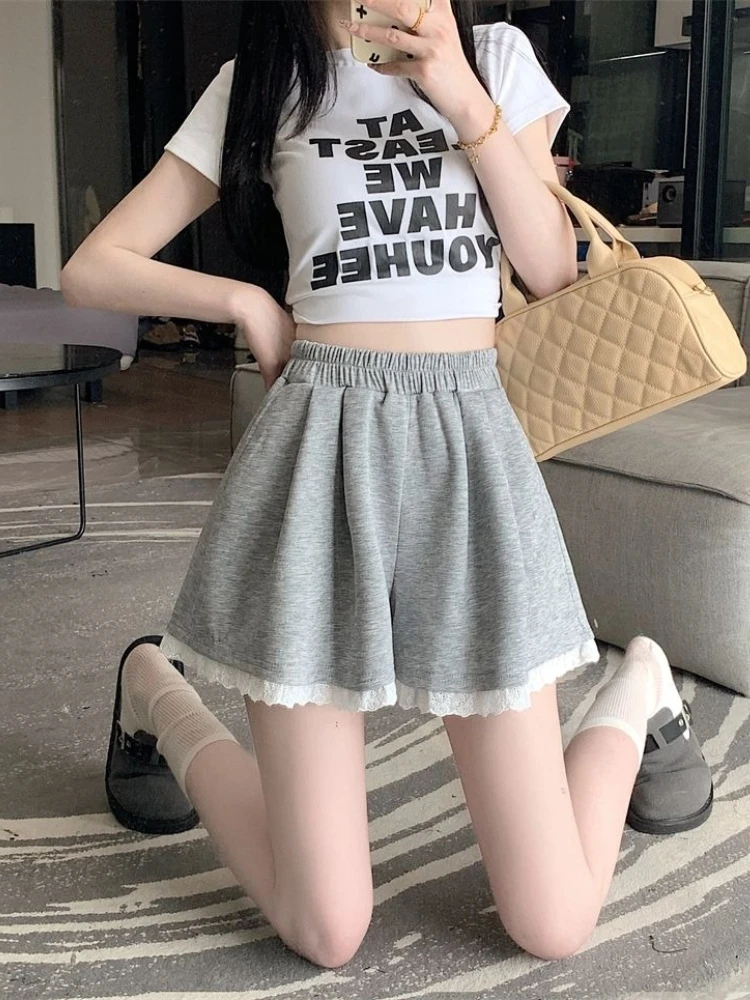 

Женские летние шорты с кружевными вставками, из мягкой дышащей ткани, серые, с широкими штанинами, визуально стройнящие, легко сочетаются