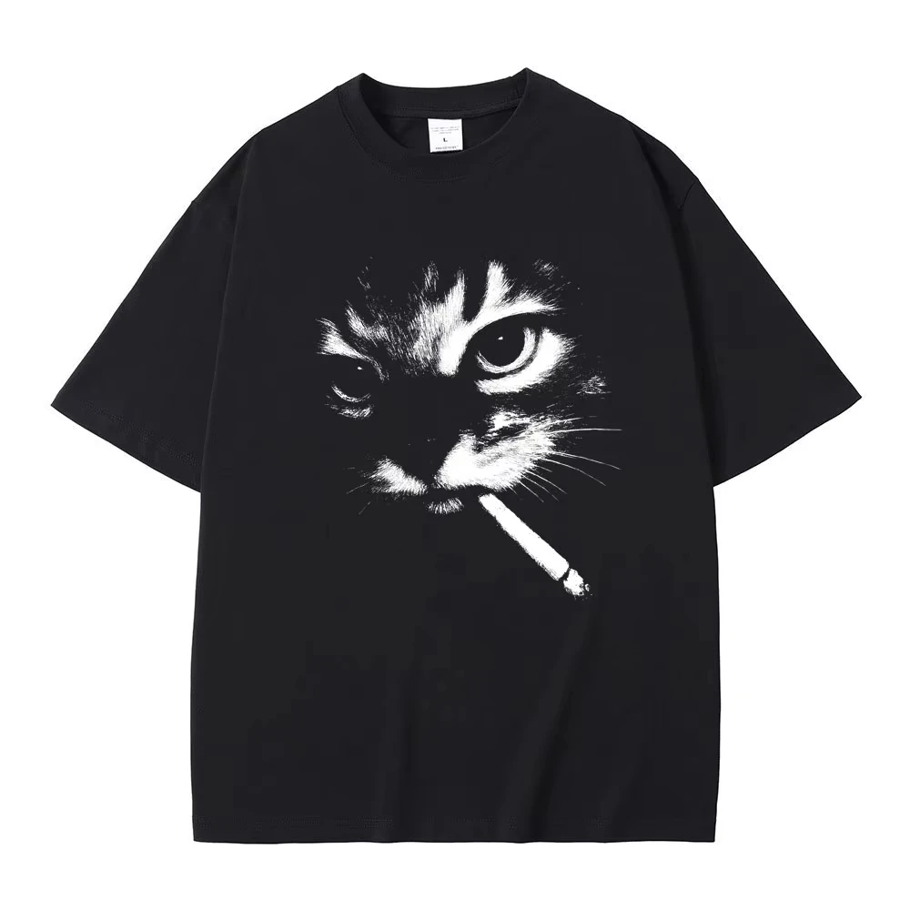 Emojis interesantes, una cara de gato rodeada de humo, camiseta con estampado gráfico, ropa informal de calle