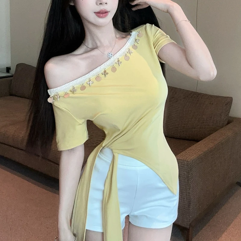 

Топ с короткими рукавами и пайетками на одно плечо. Новый топ на шнуровке, обтягивающий талию, чтобы прилегчить вас выглядеть тонким и нестандартной формы.