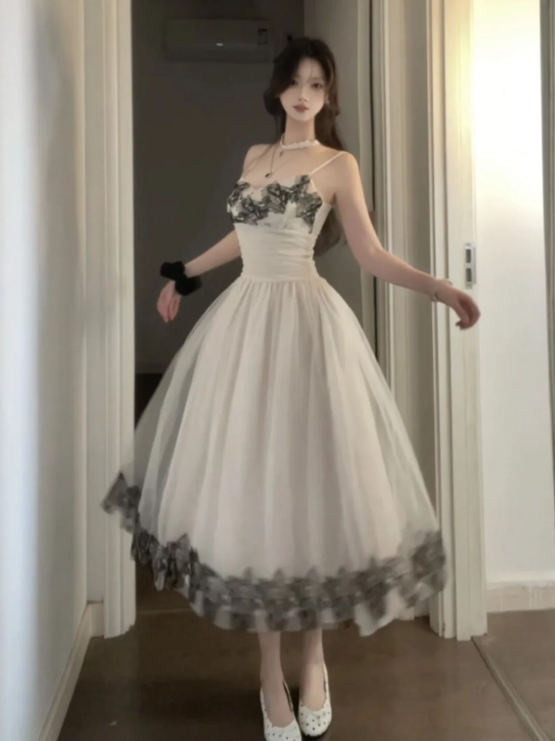 Elegante Vestido de Verano con Encaje y Hombros Descubiertos, Estilo Retro con Redecillas, Ideal para Ocasiones Especiales y Eventos de Belleza