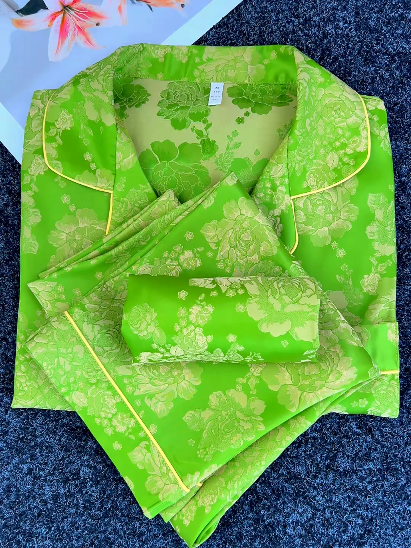 comodo-set-da-notte-in-raso-composto-da-tre-pezzi-pantaloni-a-maniche-lunghe-abbigliamento-da-donna-ideale-per-la-casa-realizzato-in-morbida-fibra-di-poliestere