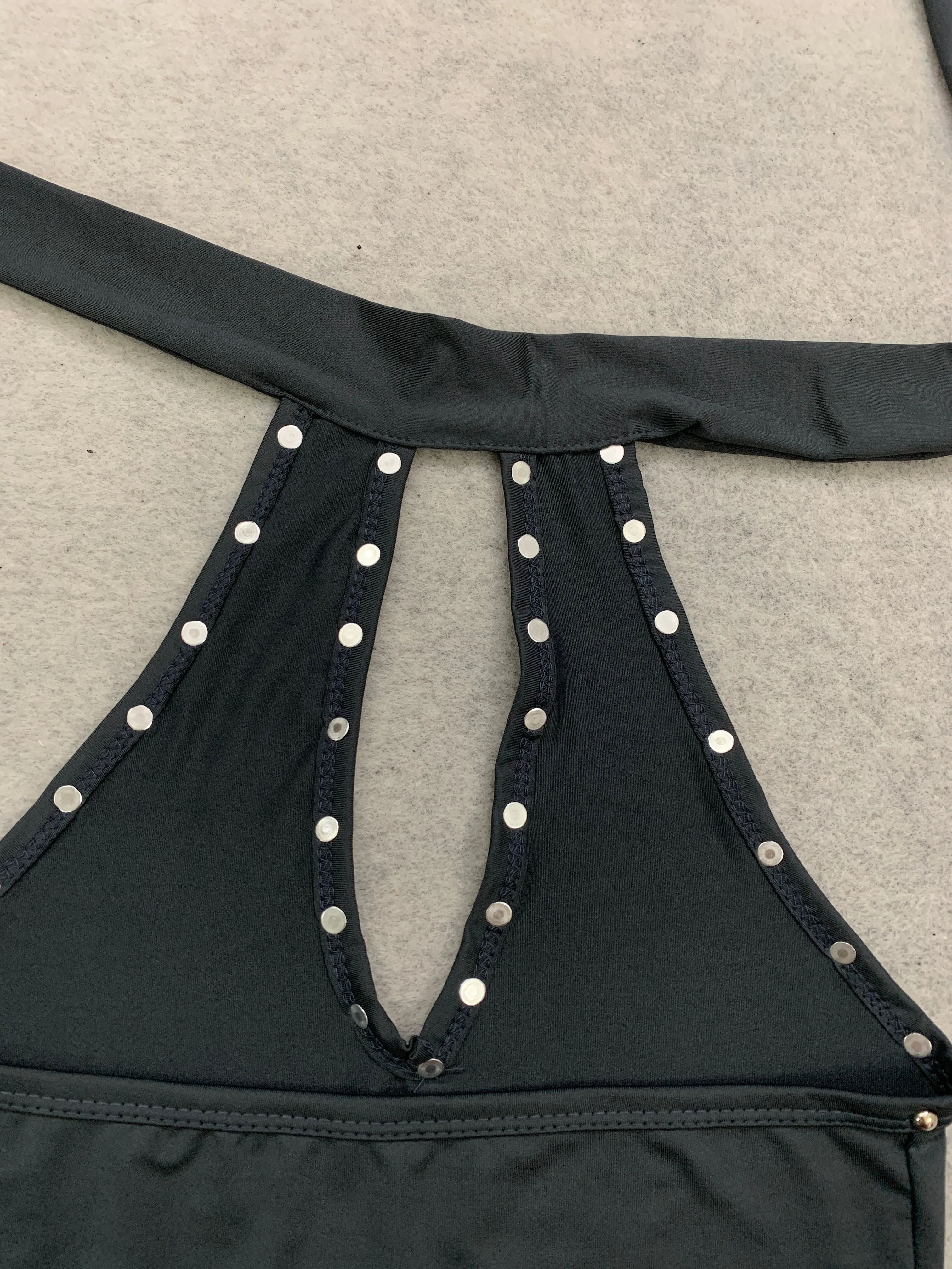 Subkultur-Punk-Stil, Nieten-Design, hängender Hals, rückenfreies, kurzes, hohles, ärmelloses, schmales, heißes Mädchen-Sling-Top. – Detail 12