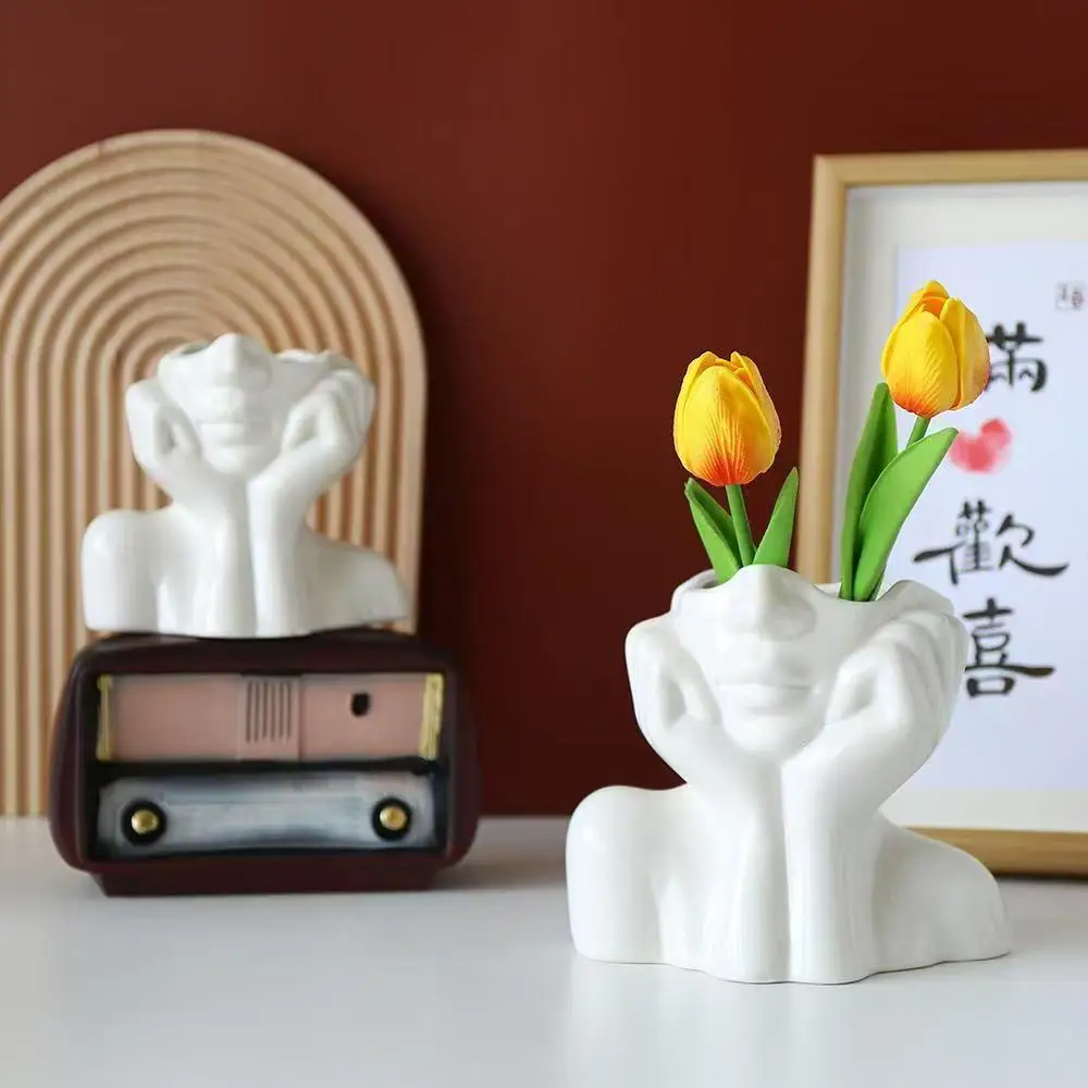 This elegant makeup brush holder is perfect for decorating your office desk and storing cosmetics, pens, and other items.