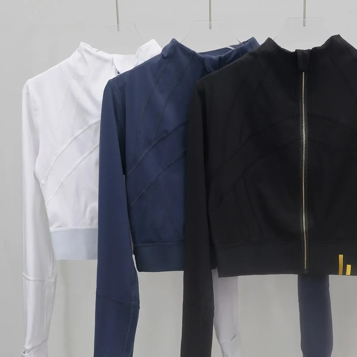 سترة يوجا مقصوصة للنساء من Lemon - معطف رياضي مصقول على الوجهين خفيف الوزن وقابل للتمدد للياقة البدنية والجري وصالة الألعاب الرياضية