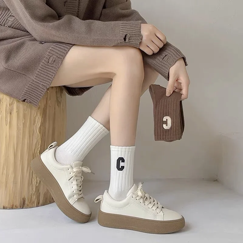 2028 5 أزواج المرأة C إلكتروني طباعة الجوارب موضة تنوعا متوسطة جوارب أنبوبية جوارب رياضية مريحة غير رسمية للخارجية